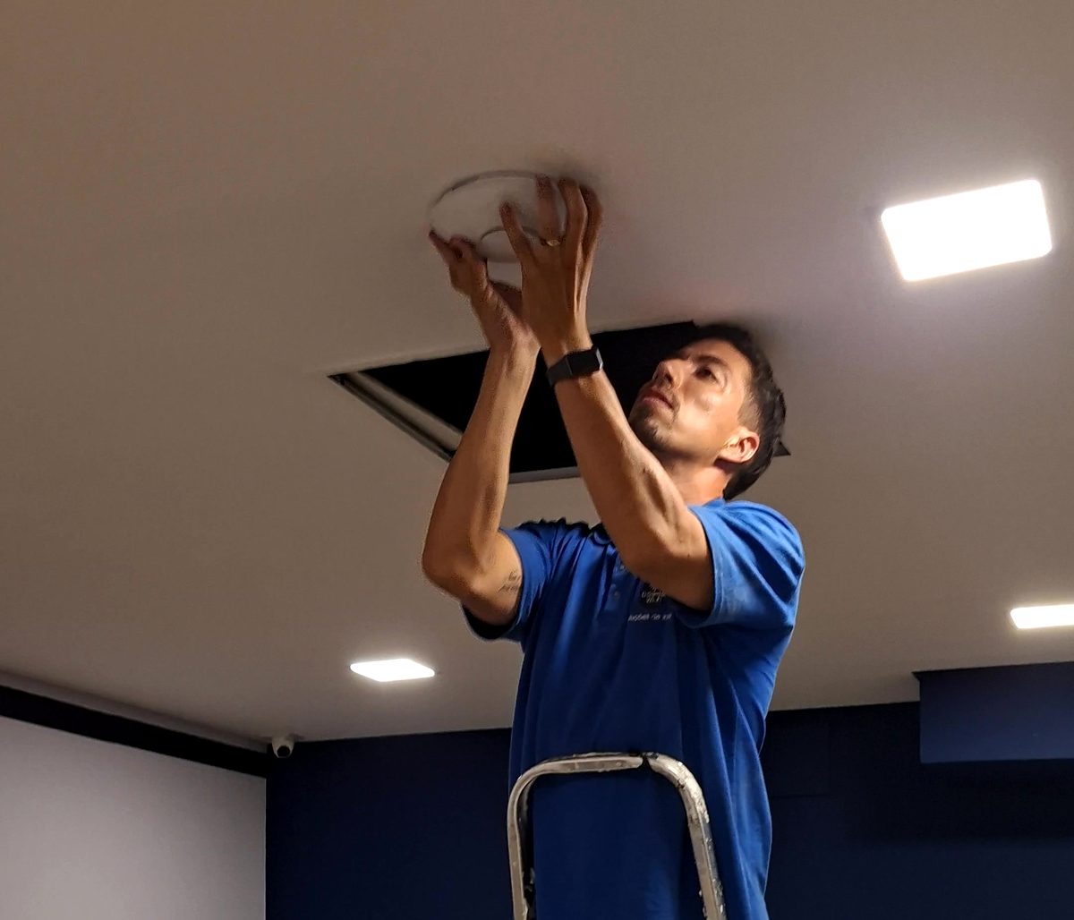 Instalação de access point no forro de escritório em Tamboré